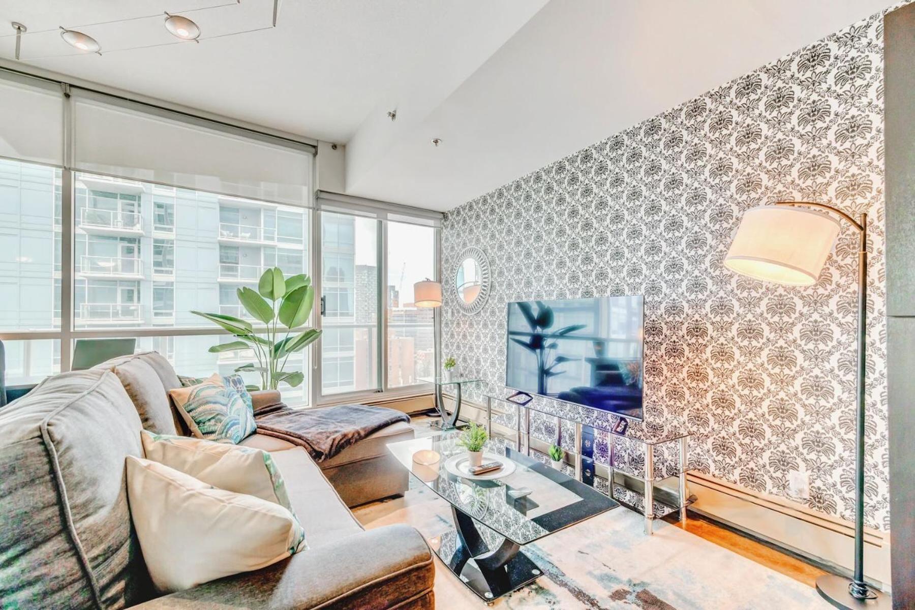 Luxury 2Br Condo - King Bed - Stunning City Views Calgary Bagian luar foto